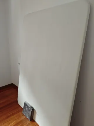 Colchón con una Base tapizada IKEA con patas 