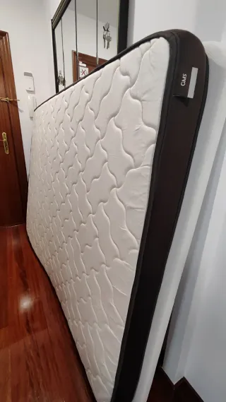 Colchón con una Base tapizada IKEA con patas 