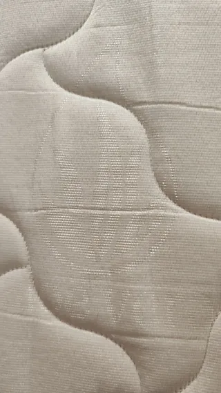 Colchón con una Base tapizada IKEA con patas 