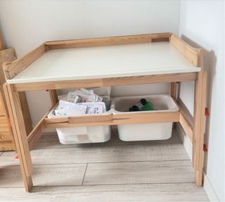 Escritorio infantil Ikea madera y blanco