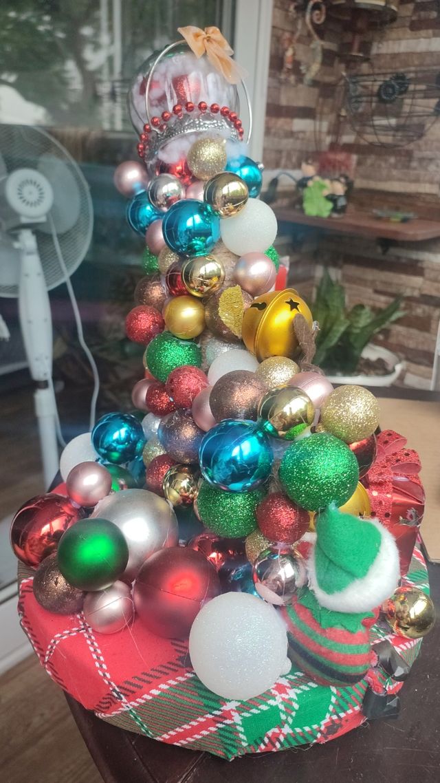 Centro de mesa navideño con vela