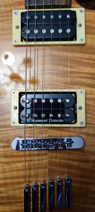 Guitarra Yamaha AES-620 HB y funda dura