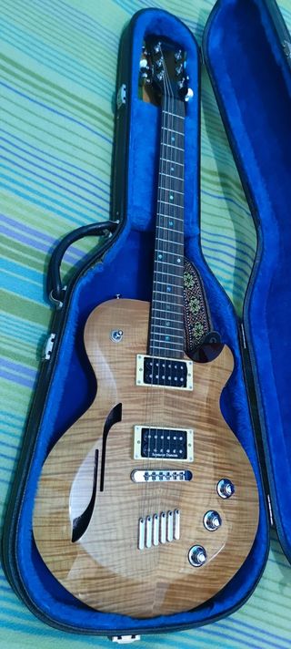 Guitarra Yamaha AES-620 HB y funda dura