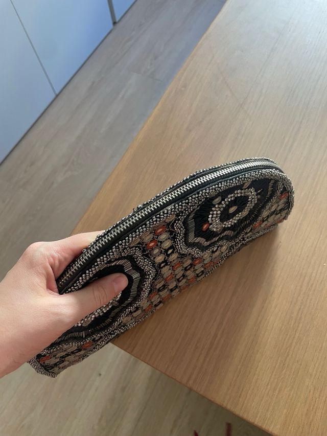 Bolso de mano con pedrería
