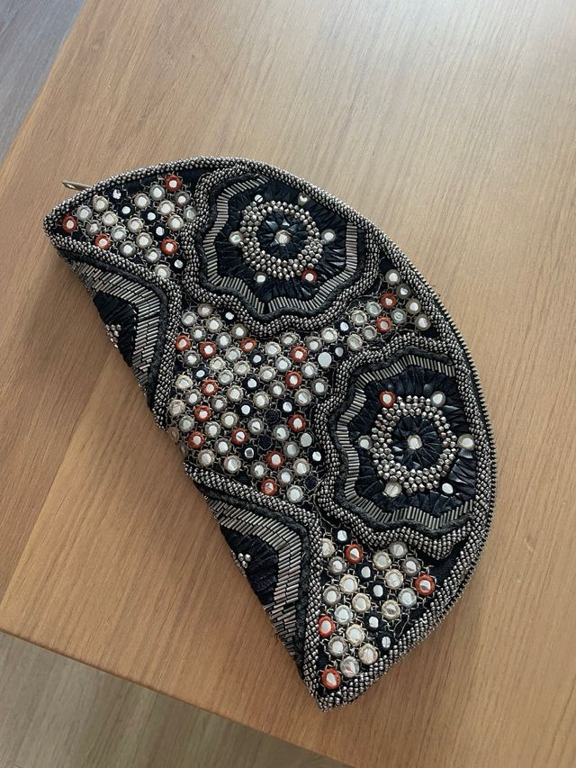 Bolso de mano con pedrería