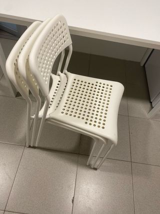 2 Sillas Ikea Plástico y Hierro Blancas