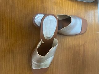 zapatos tacones bajos,  doradas y marrones