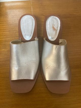 zapatos tacones bajos,  doradas y marrones
