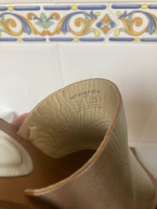 zapatos tacones bajos,  doradas y marrones