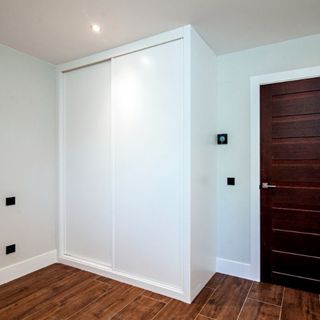 Montaje Puertas, suelo laminado, armarios a medida