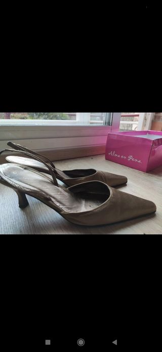 Zapatos de fiesta dorados