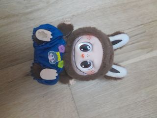 Peluche mono con mono de mezclilla