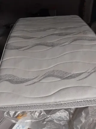 Somier y Colchón 135cm. Está en Ourense