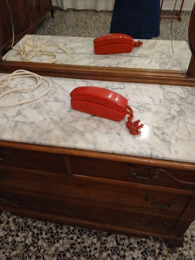 Teléfono antiguo rojo
