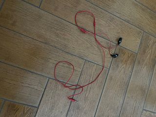 Cascos negros y rojos