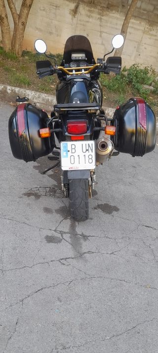 Honda África Twin 750 restaurada con maletas givi