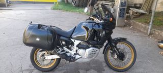 Honda África Twin 750 restaurada con maletas givi