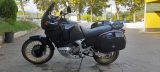 Honda África Twin 750 restaurada con maletas givi