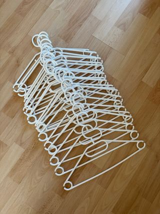 35 Perchas de Plástico Blancas