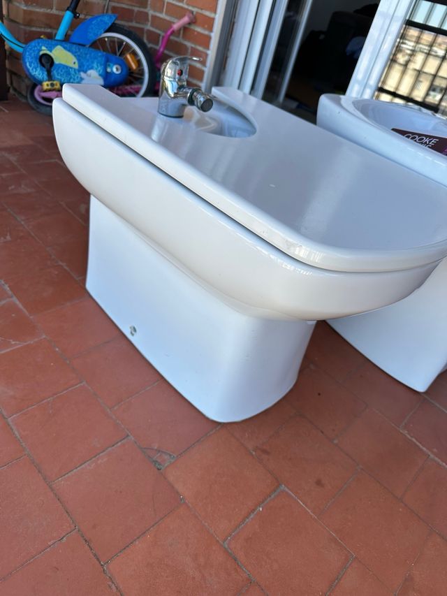 Lavabo y bidé Roca blancos