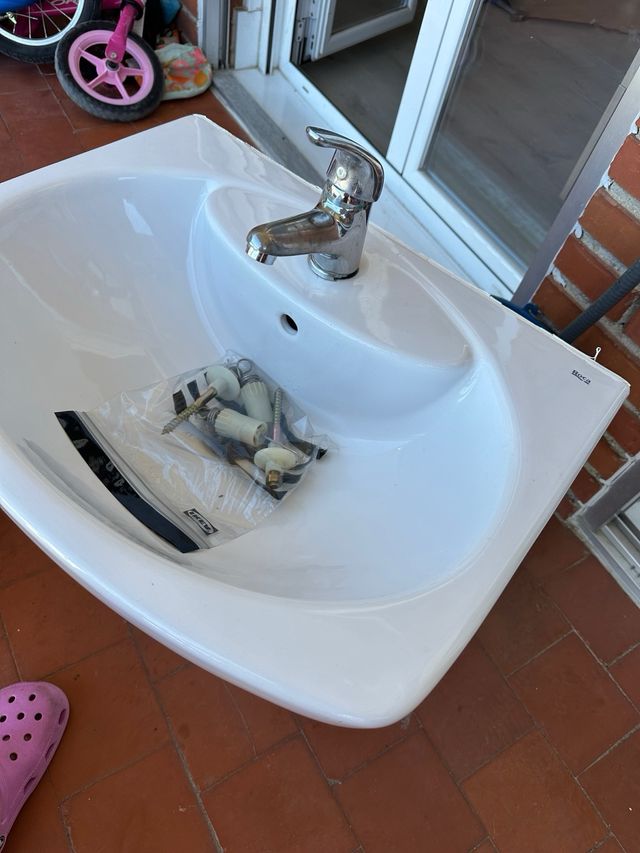 Lavabo y bidé Roca blancos