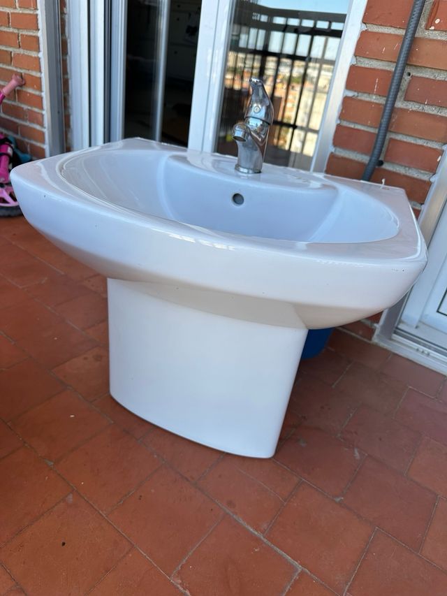 Lavabo y bidé Roca blancos