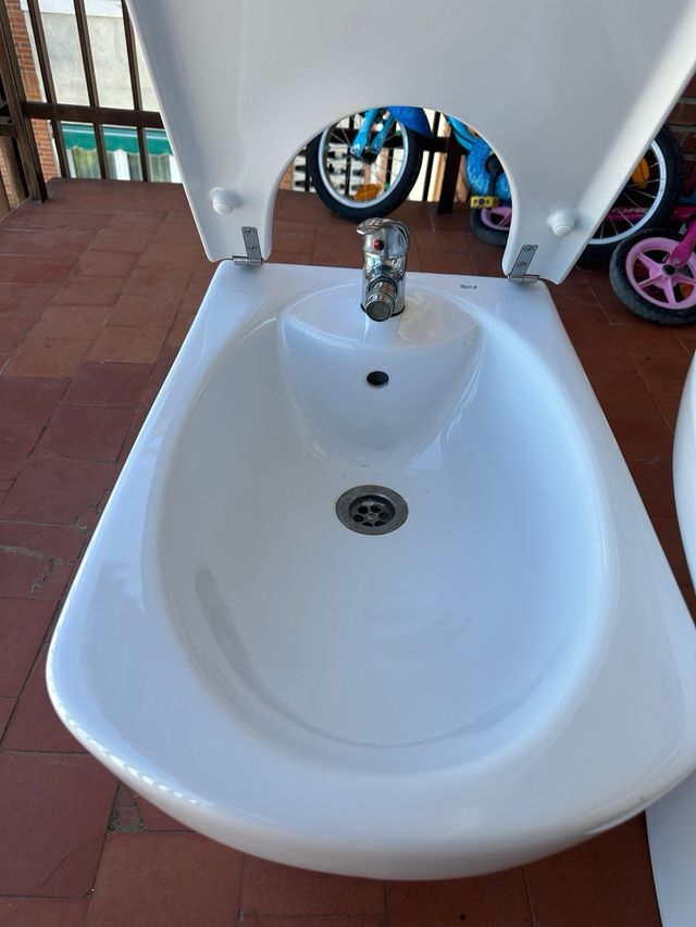 Lavabo y bidé Roca blancos