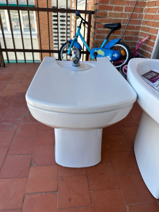 Lavabo y bidé Roca blancos