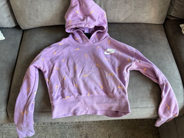 Sudadera Nike Morada con Logo Repetido. para niña