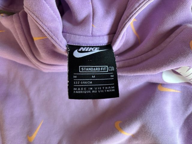 Sudadera Nike Morada con Logo Repetido. para niña