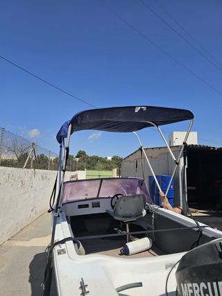barco muy buenas condiciones y casi todo nuevo.