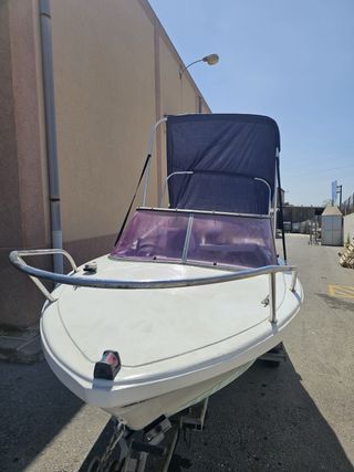 barco muy buenas condiciones y casi todo nuevo.