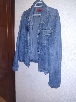 Cazadora vaquera azul tiene talla m pero da 38/40