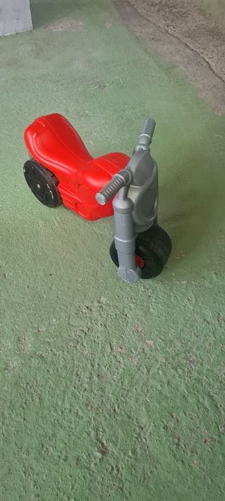 Moto de juguete roja
