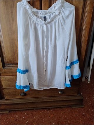 Blusa blanca con volantes azules