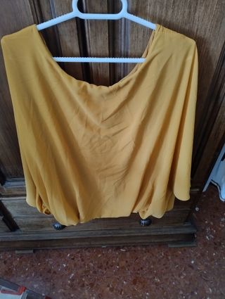 Blusa blanca con volantes azules