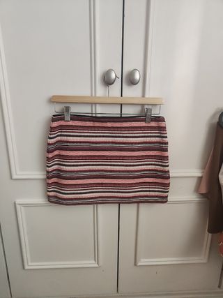 Falda corta a rayas rosas