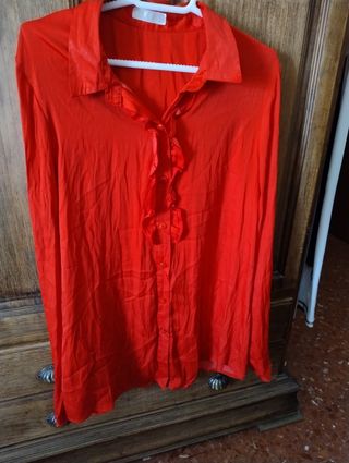 Blusa roja con volantes