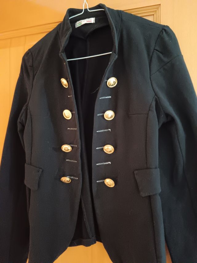 Americana negra con botones dorados