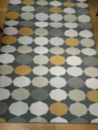 Alfombra geométrica gris y amarilla