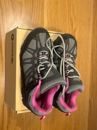 Botas de montaña grises y rosas