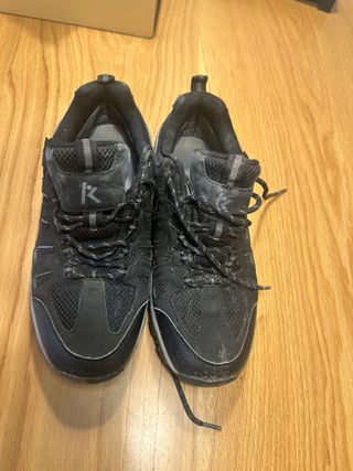 Botas de montaña grises y rosas