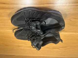 Botas de montaña grises y rosas