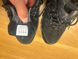 Botas de montaña grises y rosas