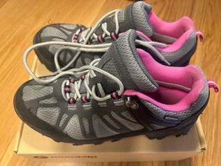 Botas de montaña grises y rosas