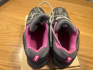 Botas de montaña grises y rosas