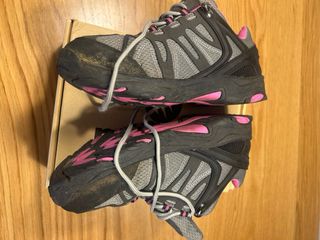 Botas de montaña grises y rosas