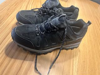 Botas de montaña grises y rosas