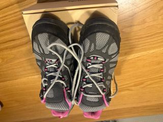 Botas de montaña grises y rosas