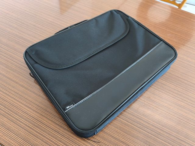 Maletín Negro Trust para portátil de hasta 16"